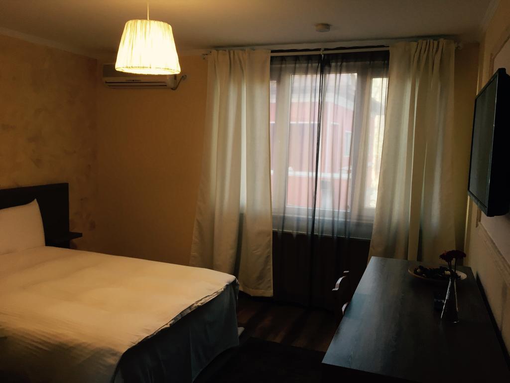 Hotel Mic Boekarest Kamer foto