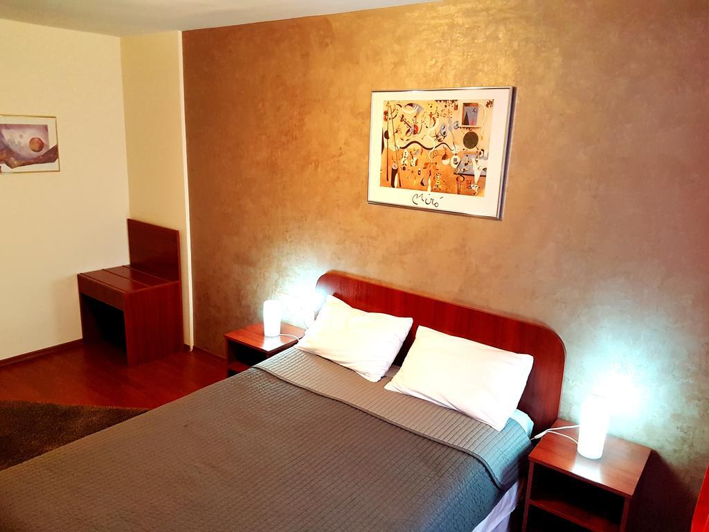 Hotel Mic Boekarest Buitenkant foto