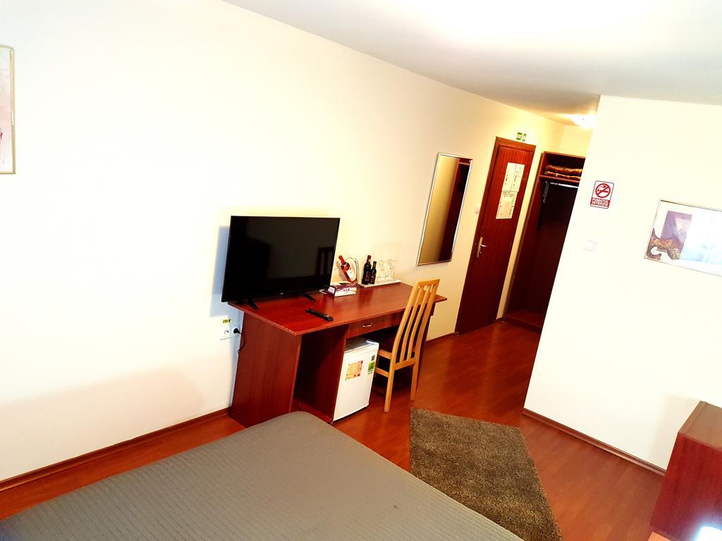 Hotel Mic Boekarest Buitenkant foto