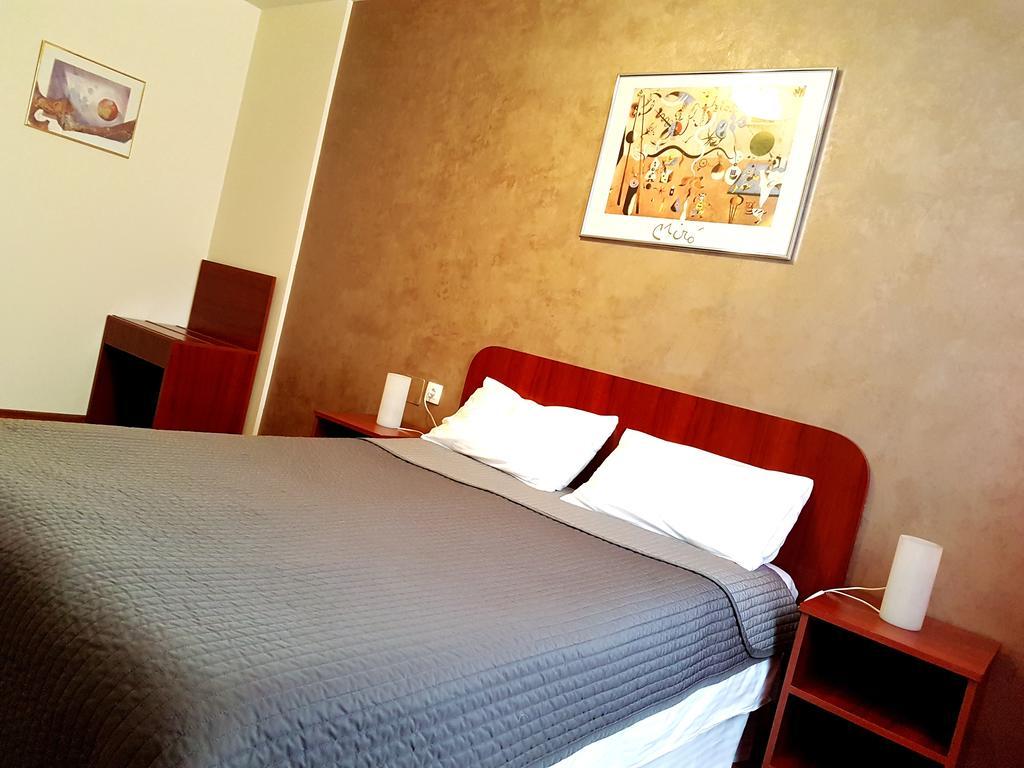 Hotel Mic Boekarest Buitenkant foto